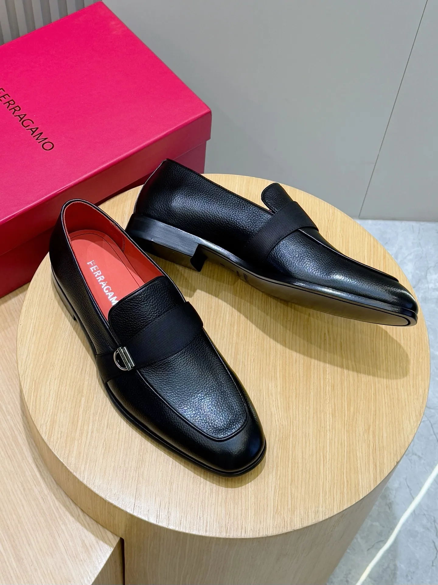 [Ferragam] Top P: 960💰 Size: 39-44 (38. 45.46 can be customized) Ferragamo Gancini buckle moccasins. These men's loafers are exquisite and gorgeous, with shiny patent leather uppers that highlight urban style. The almond-shaped toe adds a stylish touch, with three-dimensional stitching around the upper and contrasting tubular piping for a unique silhouette. The shoes are exquisitely crafted, with grosgrain ribbons and metallic Gancio buckles adding a classic touch, complementing the contrasting red accents. Finished with a slim leather sole. Imported cowhide upper + cowhide lining + genuine leather outsole.